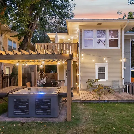 Hottub, Pool Table, Basketball, Firepit, Sleeps 8