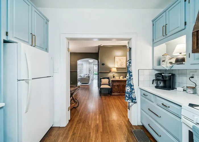 Hottub, Pool Table, Bball, Pets, Firepit, Sleeps 8 * Tulsa