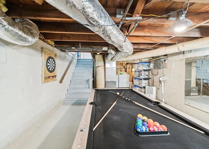 Hottub, Pool Table, Bball, Pets, Firepit, Sleeps 8 Holiday home
