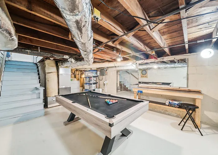 Hottub, Pool Table, Bball, Pets, Firepit, Sleeps 8 Holiday home *