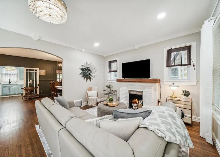 Hottub, Pool Table, Bball, Pets, Firepit, Sleeps 8 Holiday home Tulsa