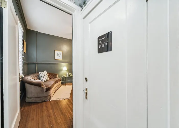 Hottub, Pool Table, Bball, Pets, Firepit, Sleeps 8 Holiday home