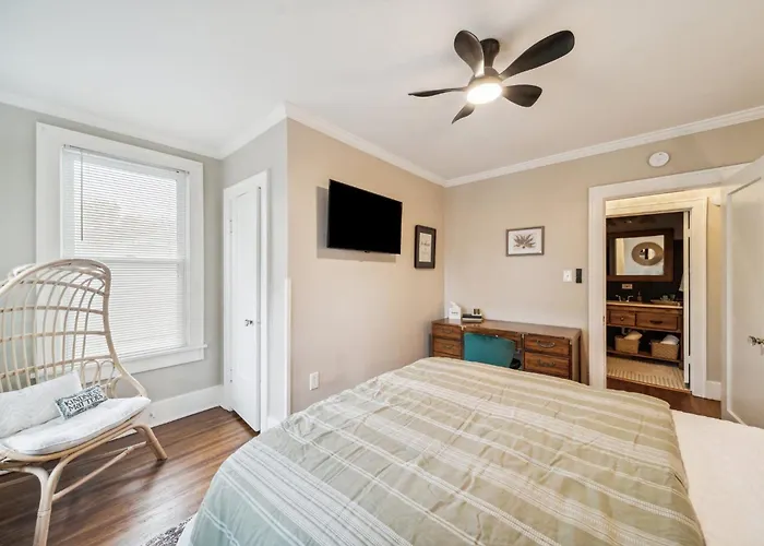 Holiday home Hottub, Pool Table, Bball, Pets, Firepit, Sleeps 8