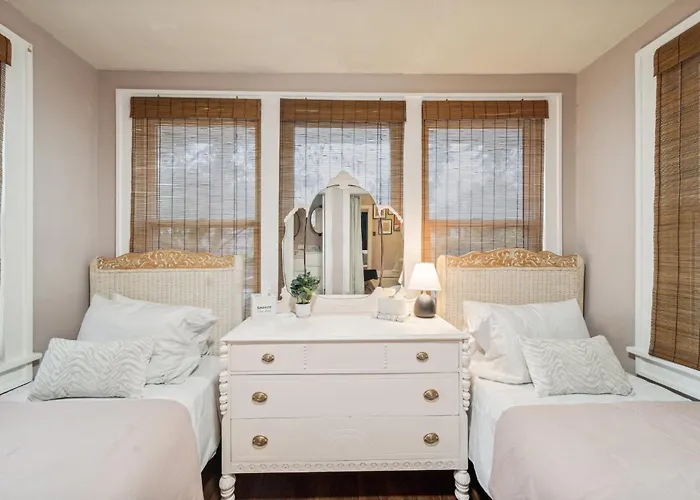 Holiday home Hottub, Pool Table, Bball, Pets, Firepit, Sleeps 8