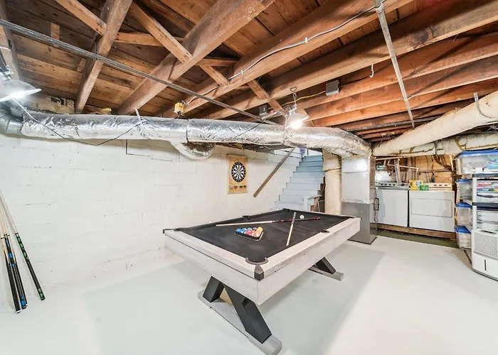 Hottub, Pool Table, Bball, Pets, Firepit, Sleeps 8 * Tulsa