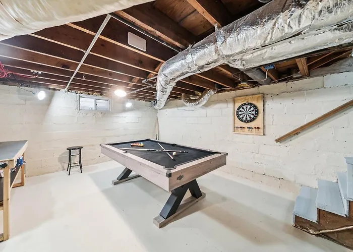 Hottub, Pool Table, Bball, Pets, Firepit, Sleeps 8 Holiday home *