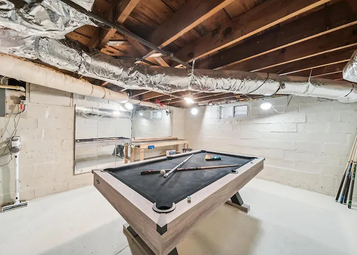 Holiday home Hottub, Pool Table, Bball, Pets, Firepit, Sleeps 8 *