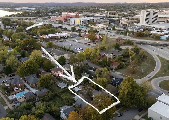 Hottub, Pool Table, Bball, Pets, Firepit, Sleeps 8 * Tulsa