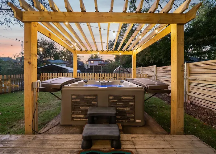 Hottub, Pool Table, Bball, Pets, Firepit, Sleeps 8 *