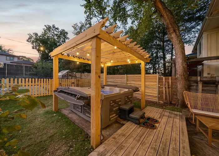 Hottub, Pool Table, Bball, Pets, Firepit, Sleeps 8 Tulsa