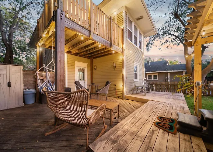 Hottub, Pool Table, Bball, Pets, Firepit, Sleeps 8 Holiday home *
