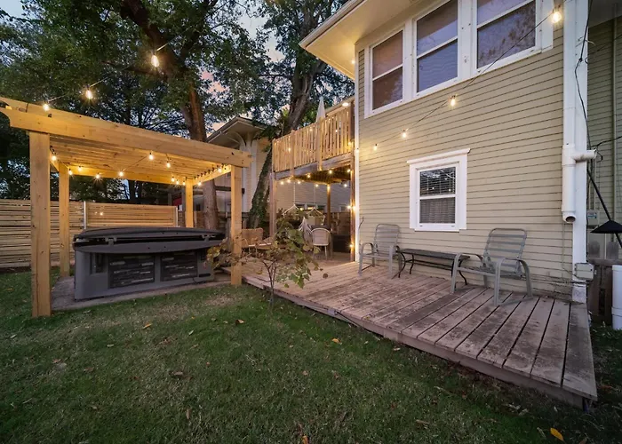 Hottub, Pool Table, Bball, Pets, Firepit, Sleeps 8 Holiday home Tulsa