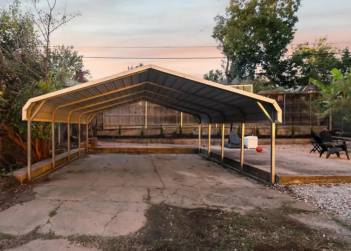 Hottub, Pool Table, Bball, Pets, Firepit, Sleeps 8 Tulsa
