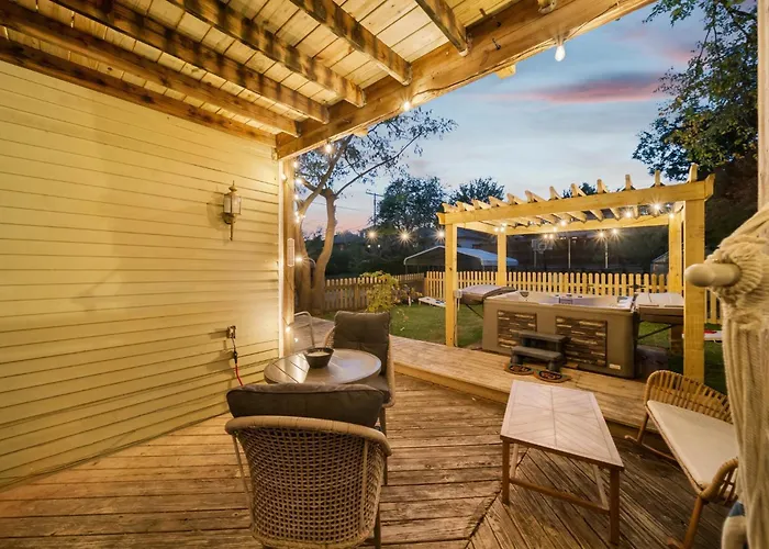 Hottub, Pool Table, Bball, Pets, Firepit, Sleeps 8 * Tulsa