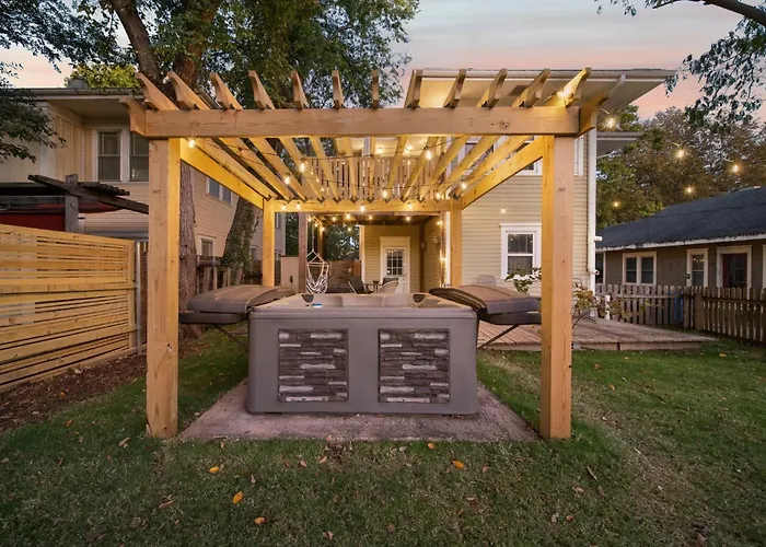 Holiday home Hottub, Pool Table, Bball, Pets, Firepit, Sleeps 8