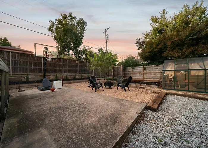 Holiday home Hottub, Pool Table, Bball, Pets, Firepit, Sleeps 8 Tulsa