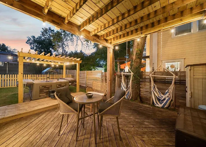 Hottub, Pool Table, Bball, Pets, Firepit, Sleeps 8 * Tulsa