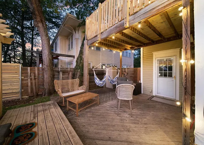 Hottub, Pool Table, Bball, Pets, Firepit, Sleeps 8 Holiday home